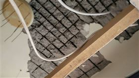 海沙屋內天花板坍塌的情形。（圖／民眾提供） 