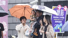 氣象署發布豪雨特報（1）中央氣象署11日發布豪雨特報，受鋒面影響，易有短延時強降雨，大台北、基隆、中南部地區及苗栗山區有局部大雨發生機率。圖為新北市民眾撐傘過馬路。中央社記者鄭清元攝  114年5月11日