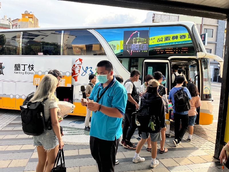 端午連假收假日,公路局高雄區監理所表示已備妥疏運量能,高雄往返墾丁、大鵬灣等地的公路客運路線均已啟動增班疏運。(圖/中央社)