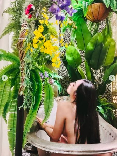 阿喜曬出火辣泡湯照，一絲不掛讓網友噴鼻血。（圖／翻攝自IG）