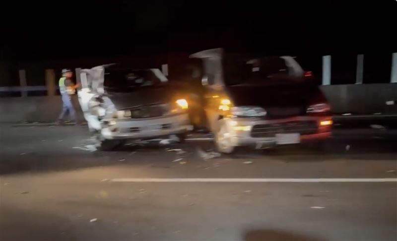 國道3號竹山路段6車發生追撞。(圖/翻攝畫面)