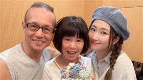 任爸、任媽、Selina。（圖／翻攝自Selina臉書）