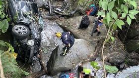 2女連人帶車墜落15m山谷！受傷急送醫