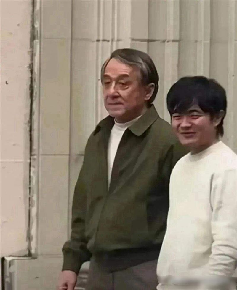 成龍(左)近照曝光引發熱議。(圖/翻攝自微博)