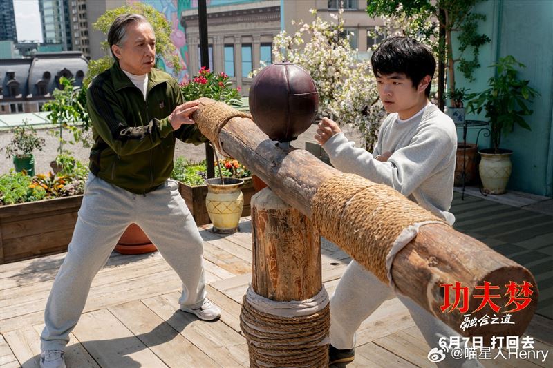 71歲的成龍但新電影中仍然親自上陣。(圖/翻攝自微博)