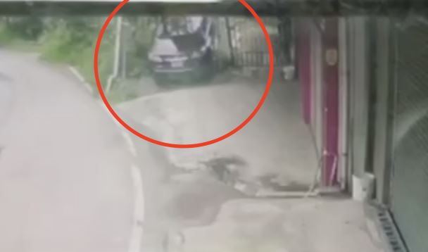 車輛不斷往外側偏移衝下邊坡。(圖/翻攝畫面)