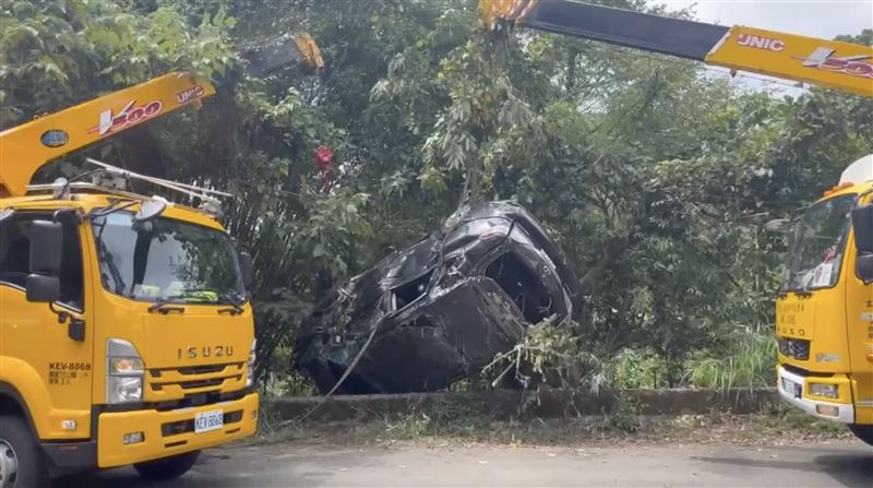 拖吊車人員將事故車輛吊掛起。(圖/翻攝畫面)