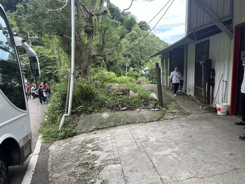 車輛衝出路面後撞擊民宅旁的菜園,又滑落邊坡墜谷。(圖/翻攝畫面)