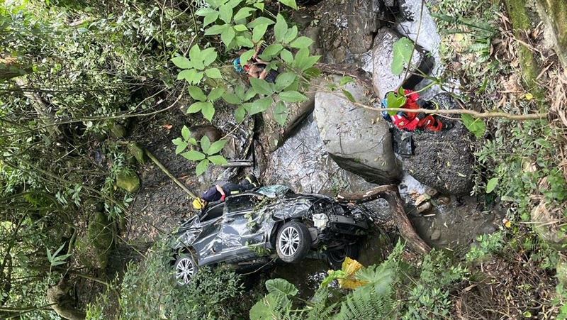 2女開車出遊連人帶車墜谷。(圖/翻攝畫面)