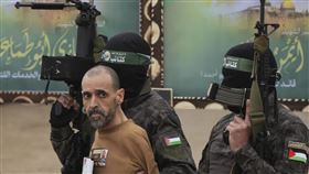 沙拉比（Eli Sharabi）上週六(2/8)從哈瑪斯手上釋放。美聯社