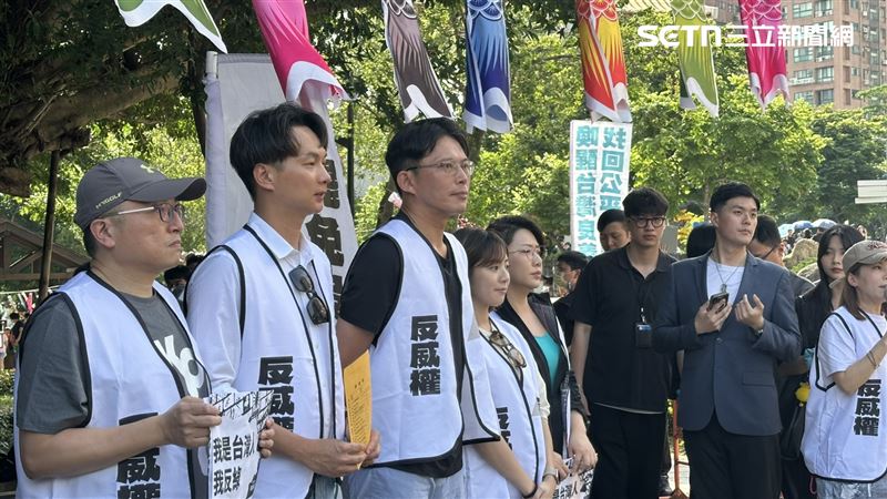 民眾黨下午在新北投捷運站舉辦「掃除綠衛兵」活動。(圖/記者詹宜庭攝影)