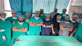 印度少女長期吞食異物腹痛就醫，開刀取出長達210公分毛球，醫護人員都嚇傻。（圖／翻攝X）