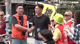 ▲捷運北投站前黃國昌合體賴苡任送粽子吊飾。（圖／翻攝畫面）