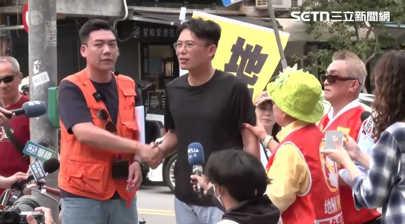 賴苡任（左）改於下午4時15分在北投捷運站會合黃國昌（右）。（圖／翻攝畫面）