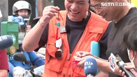 ▲捷運北投站前黃國昌合體賴苡任送粽子吊飾。（圖／翻攝畫面）