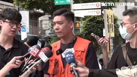 ▲捷運北投站前黃國昌合體賴苡任送粽子吊飾。（圖／翻攝畫面）