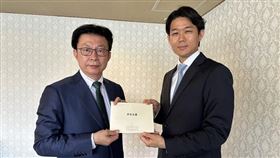 民進黨立委郭國文將賴清德總統的親筆信交給安倍晉三的姪子、眾議員岸信千世，透過他轉交給其父親、前防衛大臣岸信夫。（圖/翻攝郭國文臉書)