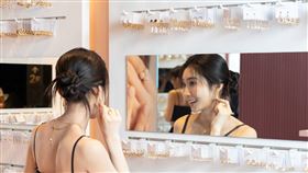 陳華私下喜愛酷帥風格，在舞台上則會選擇吸引顯眼的飾品，打造多層次的搭配。（圖／品牌業者提供）