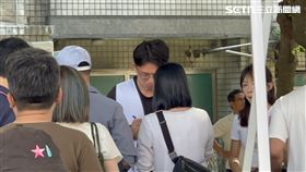 ▲許多民眾排隊跟黃國昌拍照、要簽名。（圖／記者詹宜庭攝影）