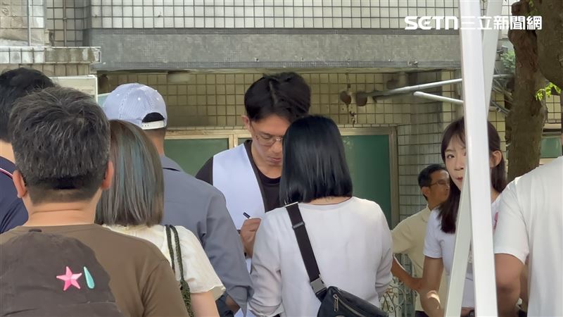 挺罷瑤變見面會？找黃國昌簽名比連署還多