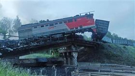 俄國庫爾斯克州熱列茲諾戈爾斯克區的橋梁發生坍塌，導致一列貨運列車部分車廂墜落至橋下公路，引發大火。（圖／翻攝Ｘ@Tendar）