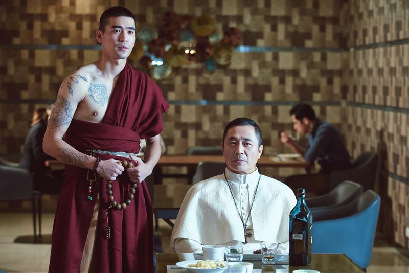 涂善存(左)露點演出驅魔師,湯志偉則飾演神父。(圖/世新大學提供)