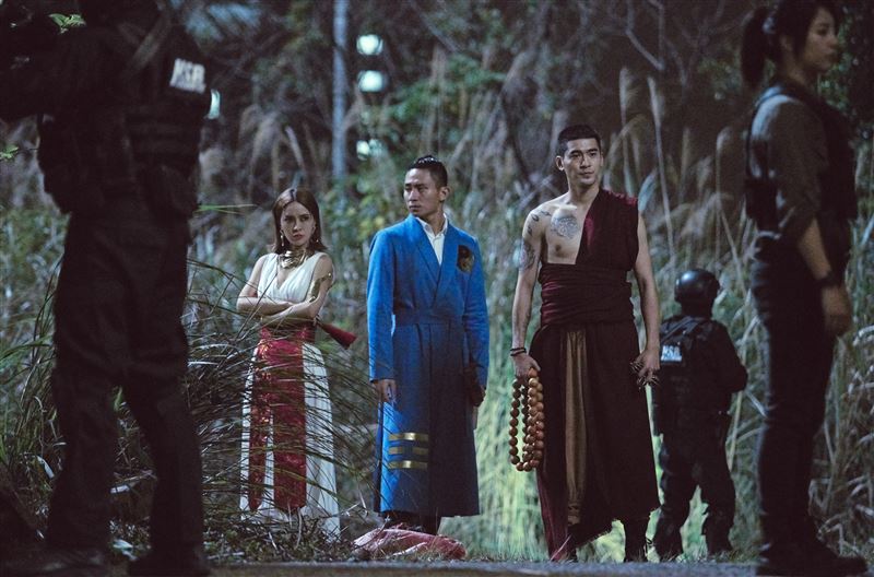 涂善存(右起)、林家佑、大元劇中上演武打戲。(圖/世新大學提供)