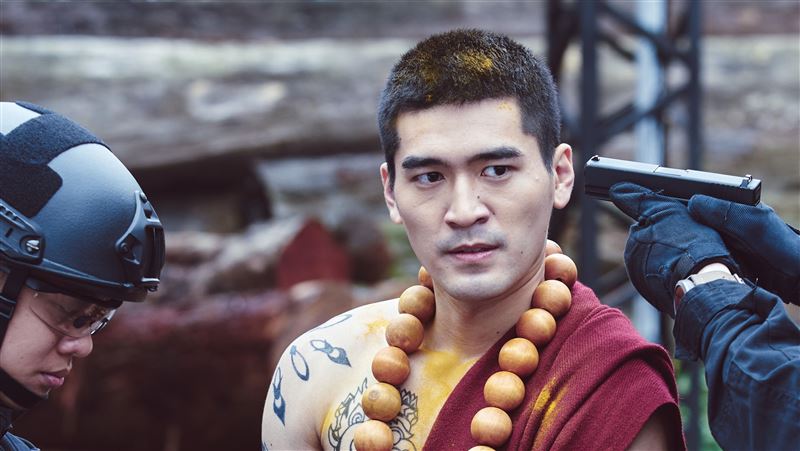 男星裸肌露點！俯瞰基隆港：賺到百萬夜景