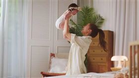 鬼鬼與混血女娃同框。（圖／翻攝自鬼鬼IG）