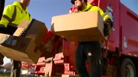 美國兩名流浪漢在垃圾箱裡睡覺取暖，清晨遭垃圾車回收輾壓，1人慘死1人重傷。（示意圖）