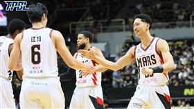 ▲台北戰神季後賽吞2連敗，總教練許皓程鼓勵球員。（圖／TPBL提供）