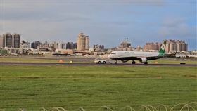 事發後，拖車也連忙於第一時間趕抵協處。（圖／翻攝畫面）