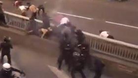 ▲巴黎聖傑曼歐冠盃封王，民眾狂歡無度2死逾500人被捕。（圖／翻攝自X）