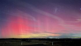 ▲地磁風暴來襲，南北半球現極光，絢爛色彩渲染天空。（圖／翻攝自Weather Obsessed臉書）