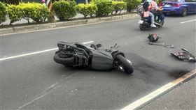 鄭男摔飛後，機車幾近全毀，場面十分狼狽。（圖／警方提供）