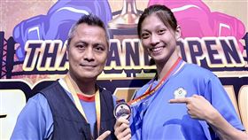 泰國拳擊公開賽 吳詩儀摘下銀牌台灣「拳擊精靈」吳詩儀（右）1日在泰國拳擊公開賽的女子57公斤級金牌戰，以0比5不敵地主女將倫洛斯（Punrawee Ruenros），但仍為台灣進帳1面銀牌，賽後與教練柯文明（左）合影。（柯文明提供）中央社記者陳容琛傳真  114年6月2日