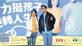 今年3月時，陶晶瑩（左）與王子（右）一起續任普仁基金會公益代言人。（翻攝自普仁青年關懷基金會臉書）