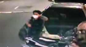 林男犯案後身染血跡，穿上死者的外套逃逸，不料被監視器拍下。（翻攝畫面）
