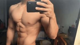 顏姓藝術家主動向曾耀賢索要腹肌照，收到後還興奮回應。（示意圖，翻攝bilibili網站）