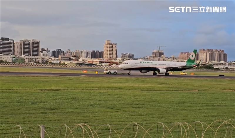 長榮航空BR849發生航機無法推進的情況，緊急中斷起飛程序。（圖／翻攝畫面）