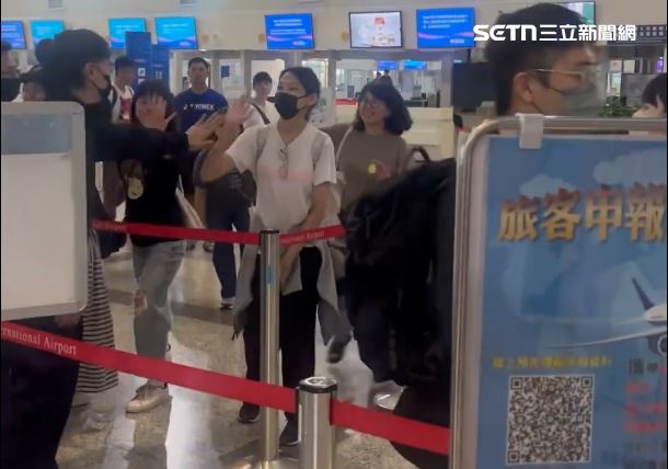 陳奕迅親民來者不拒，一個個擊掌完才進海關。（圖／翻攝自Thread@1han0731）