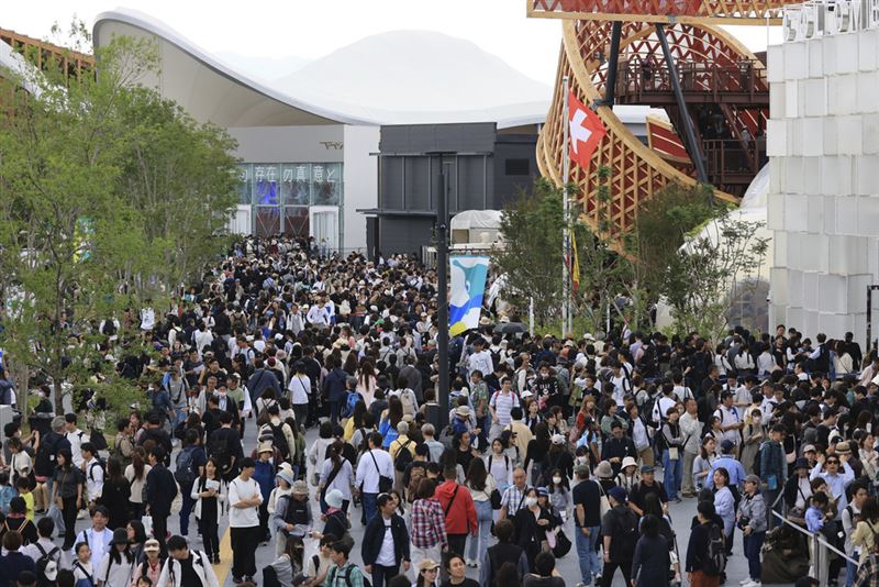 大阪世博會期長達半年,預估可吸引2820萬人進場。圖為5月31日展區人潮。(圖/美聯社/達志影像)