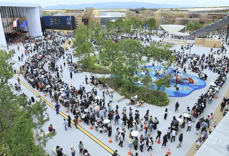 大阪世博5月31日創下開幕以來單日進場人數最多紀錄,多達16萬2000人,圖為當日人潮畫面。(圖/美聯社/達志影像)