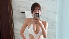 愛莉莎莎穿了泳裝之後爆乳。（圖／翻攝自IG）
