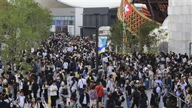 2025年世界博覽會（大阪關西世博或大阪世博）自4月13日開幕以來，5月31日創下單日進場人數最多紀錄，多達16萬2000人，圖為當日人潮畫面。（圖／美聯社／達志影像）
