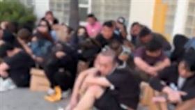 美國移民局突襲地下夜店，逮捕了36名非法居留的中國與台灣籍人士。（圖／翻攝自X）