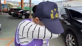 台中伯「揮安全帽」罵罷團！志工委屈哭了