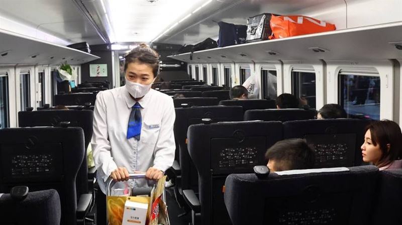 高鐵自由座夫妻偷坐商務艙　他一招秒通報