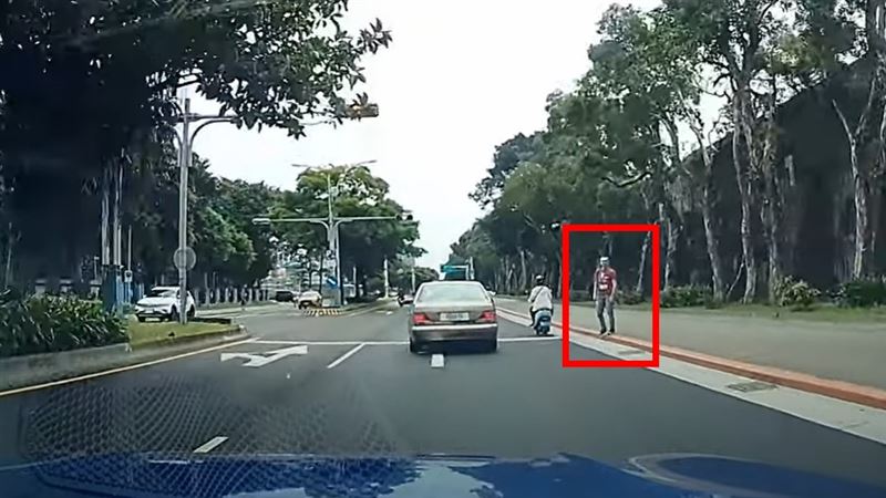&nbsp;俄人在路旁觀察行進間的車輛。（圖／翻攝自WoWtchout - 地圖型行車影像分享平台）