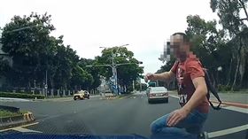 俄人心情不佳在，馬路上隨機撲向行進間的車輛。（圖／翻攝自WoWtchout - 地圖型行車影像分享平台） 